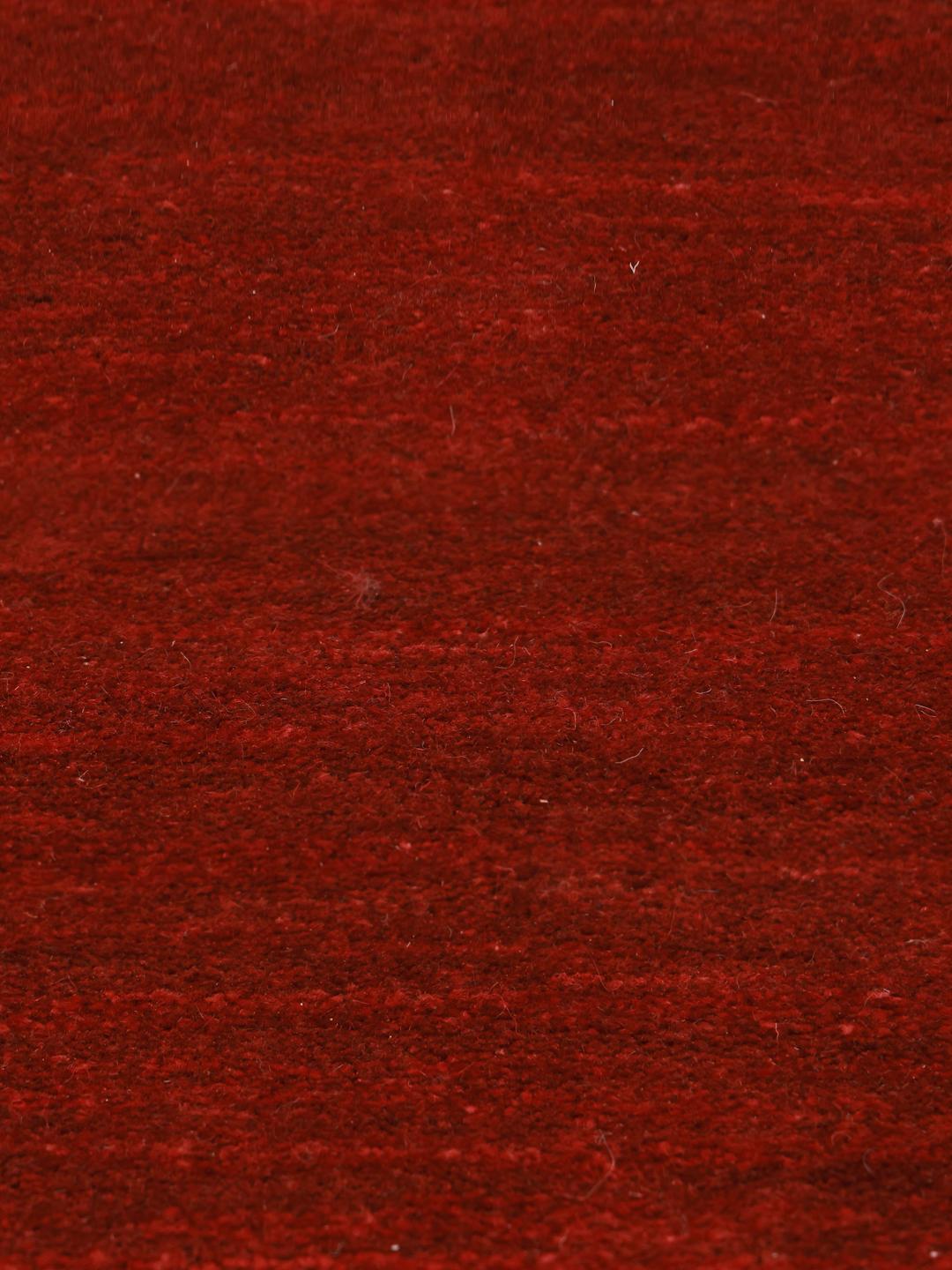 Un tapis Gabbeh rouge foncé vibrant venant du Moyen-Orient avec un velours de laine doux.