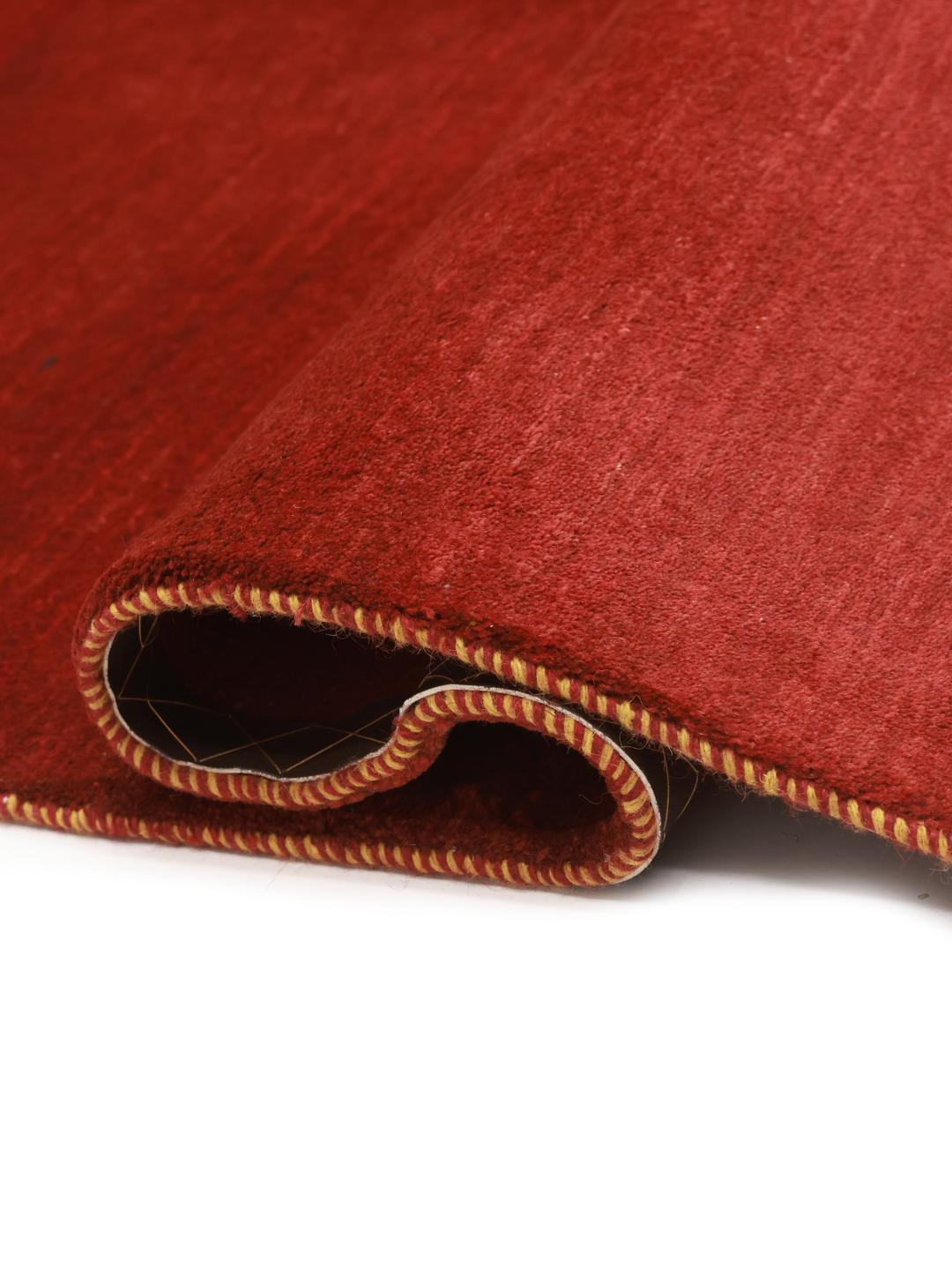 Un tapis Gabbeh rouge foncé vibrant venant du Moyen-Orient avec un velours de laine doux.