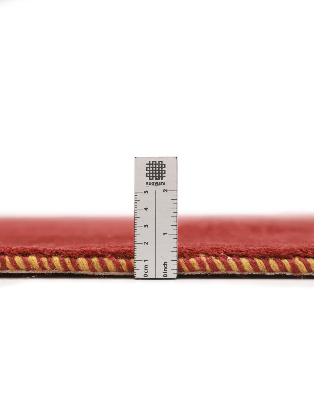 Un tapis Gabbeh rouge foncé vibrant venant du Moyen-Orient avec un velours de laine doux.