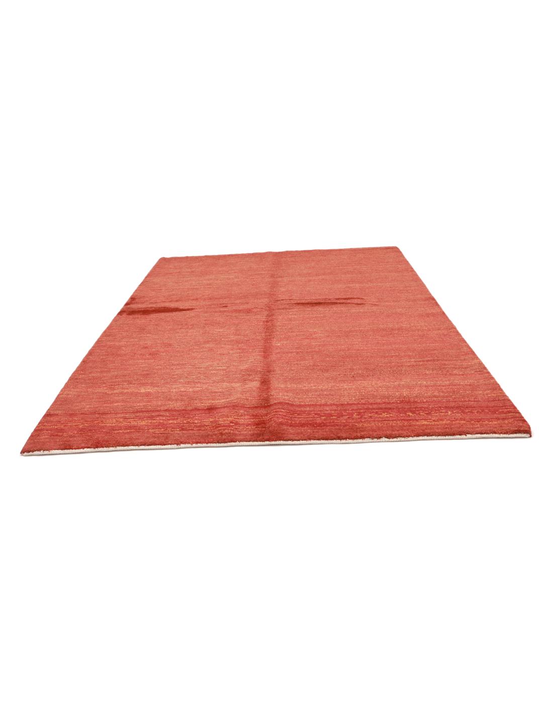Un tapis Gabbeh noué à la main provenant du Moyen-Orient dans une riche couleur rouge foncé.