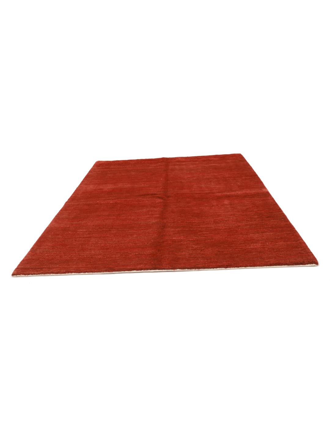 Un tapis Gabbeh noué à la main provenant du Moyen-Orient dans une riche couleur rouge foncé.