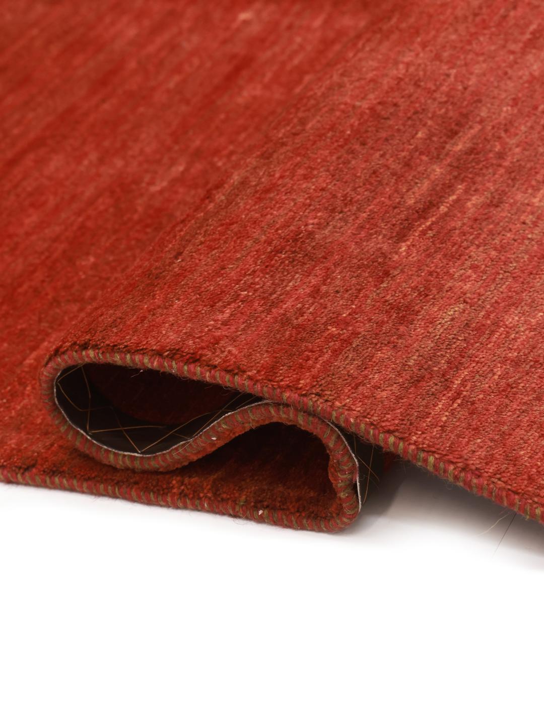 Un tapis Gabbeh noué à la main provenant du Moyen-Orient dans une riche couleur rouge foncé.