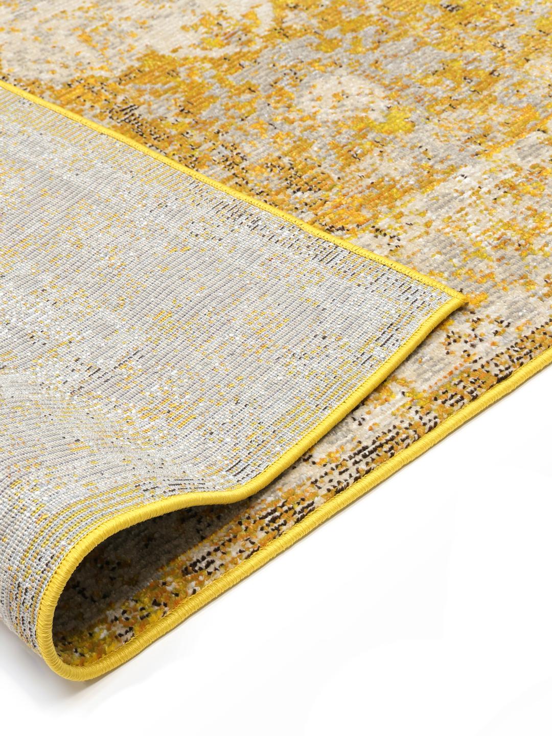 Geel vloerkleed met een zachte pool en decoratieve franjes