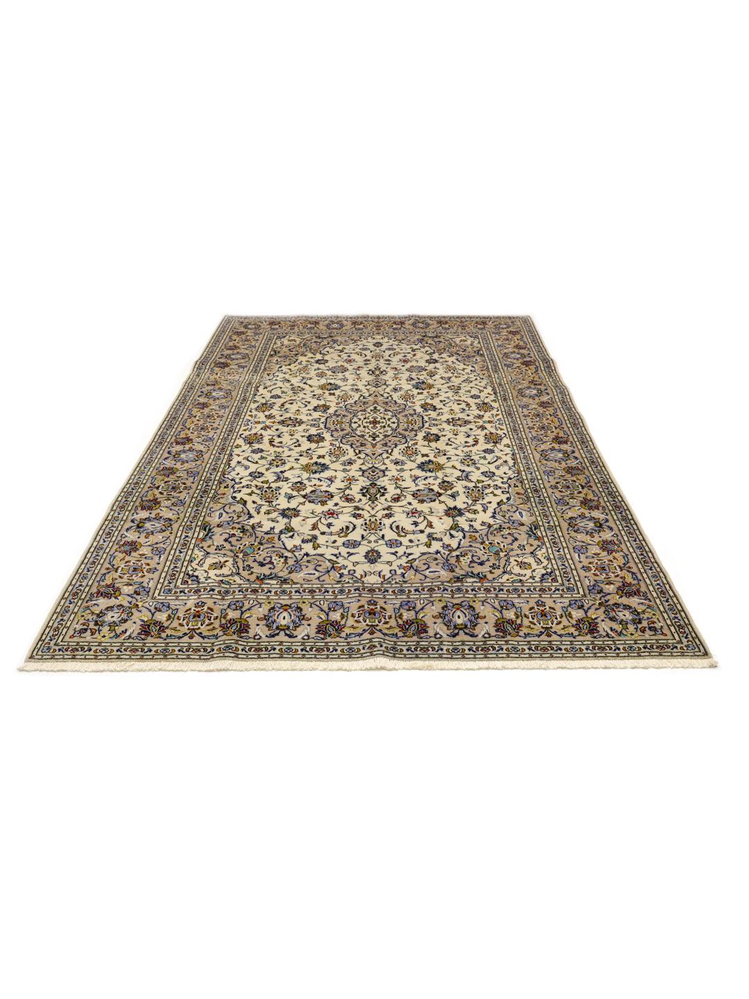 Een handgeknoopt Keshan-tapijt uit het Midden-Oosten met een beige achtergrond en bloemmotieven