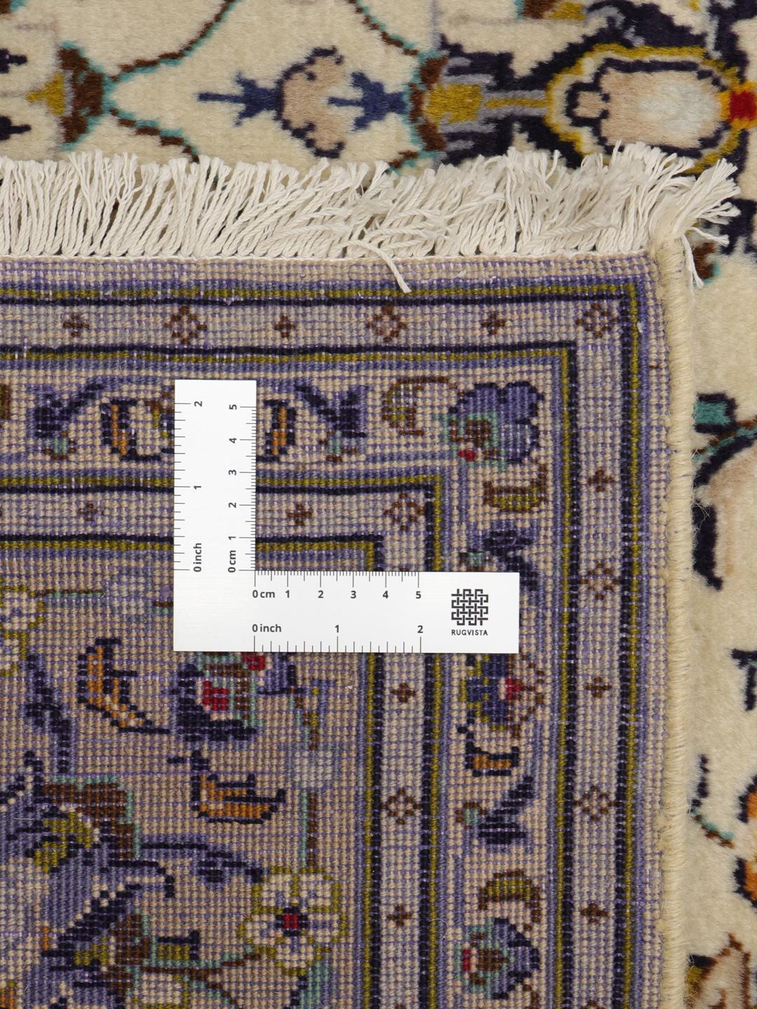 Een handgeknoopt Keshan-tapijt uit het Midden-Oosten met een beige achtergrond en bloemmotieven