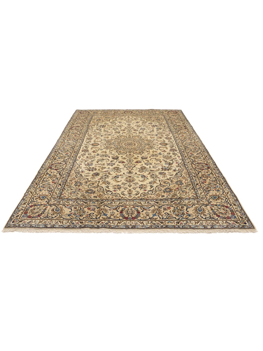 Handgeknoopt Keshan-tapijt uit het Midden-Oosten met een beige achtergrond en bloemmotieven