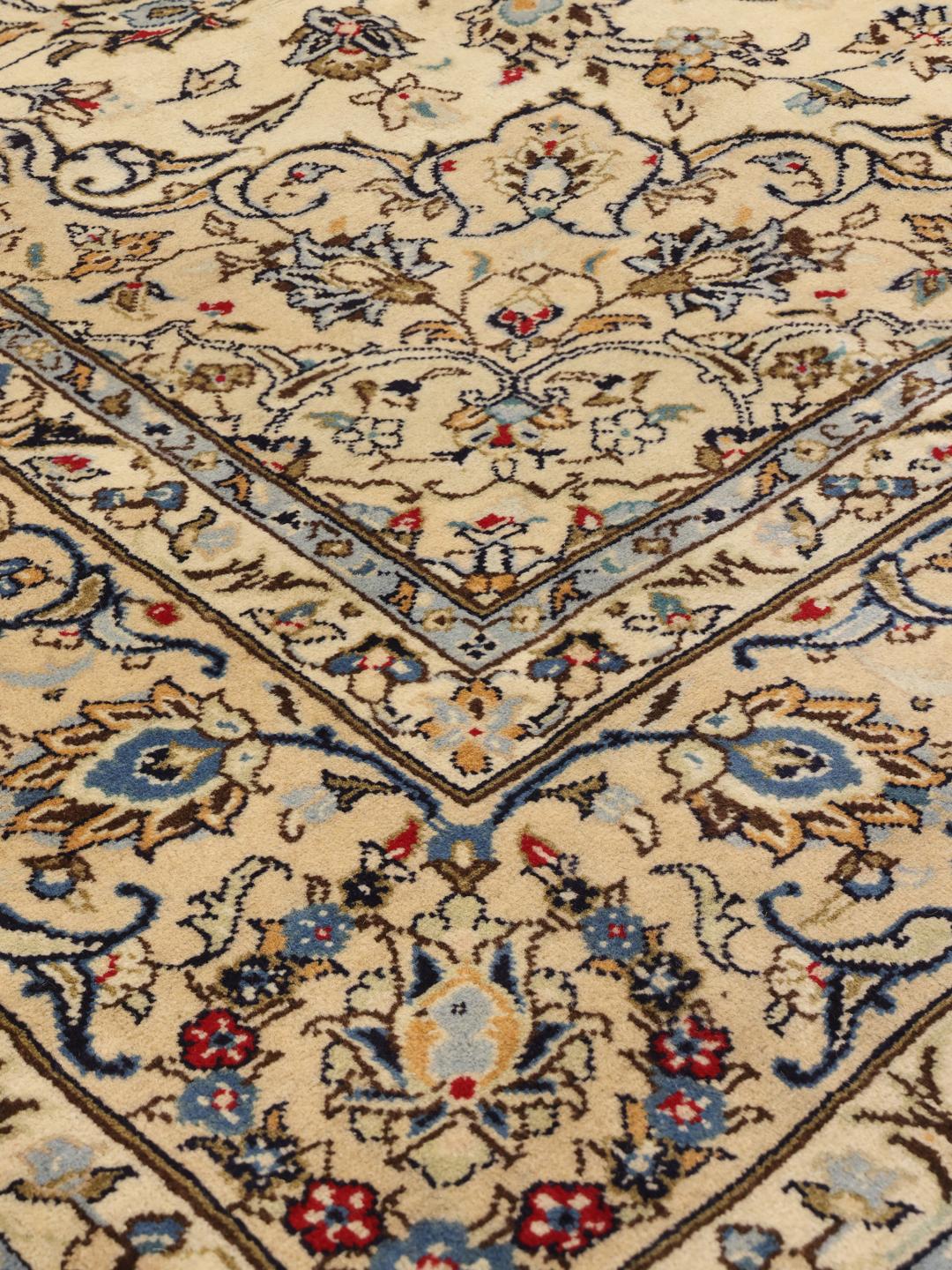 Handgeknoopt Keshan-tapijt uit het Midden-Oosten met een beige achtergrond en bloemmotieven