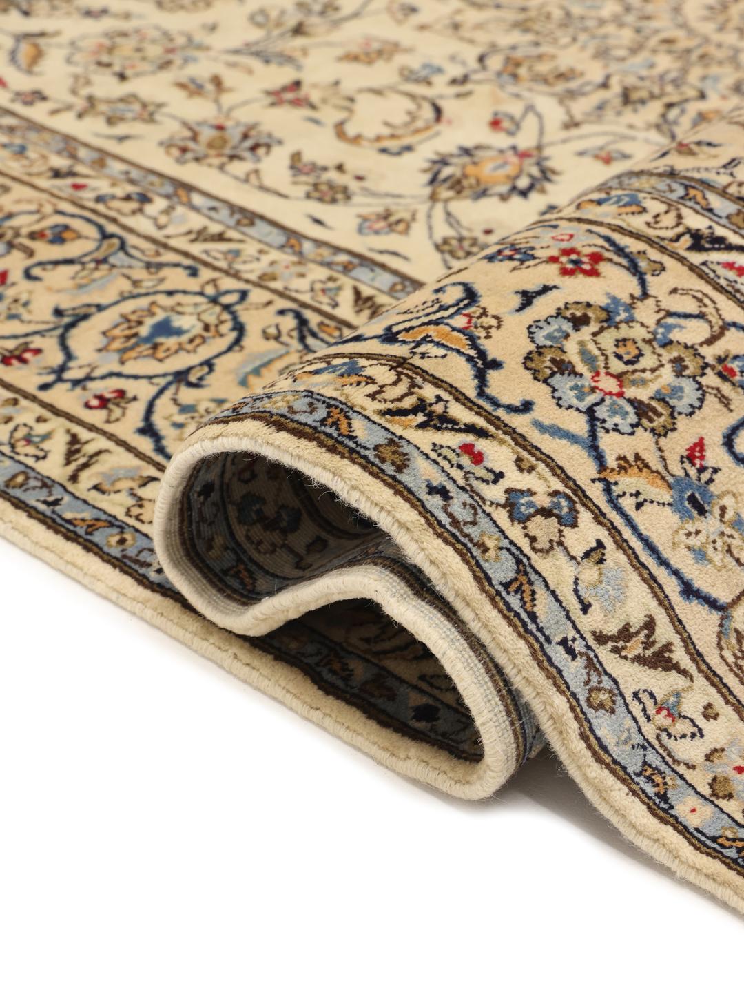 Handgeknoopt Keshan-tapijt uit het Midden-Oosten met een beige achtergrond en bloemmotieven