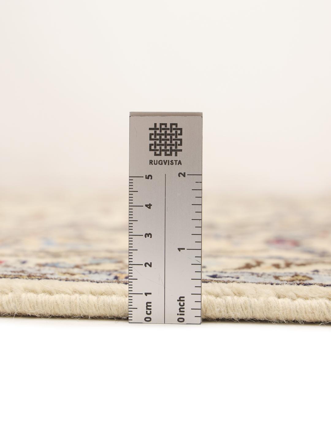 Handgeknoopt Keshan-tapijt uit het Midden-Oosten met een beige achtergrond en bloemmotieven
