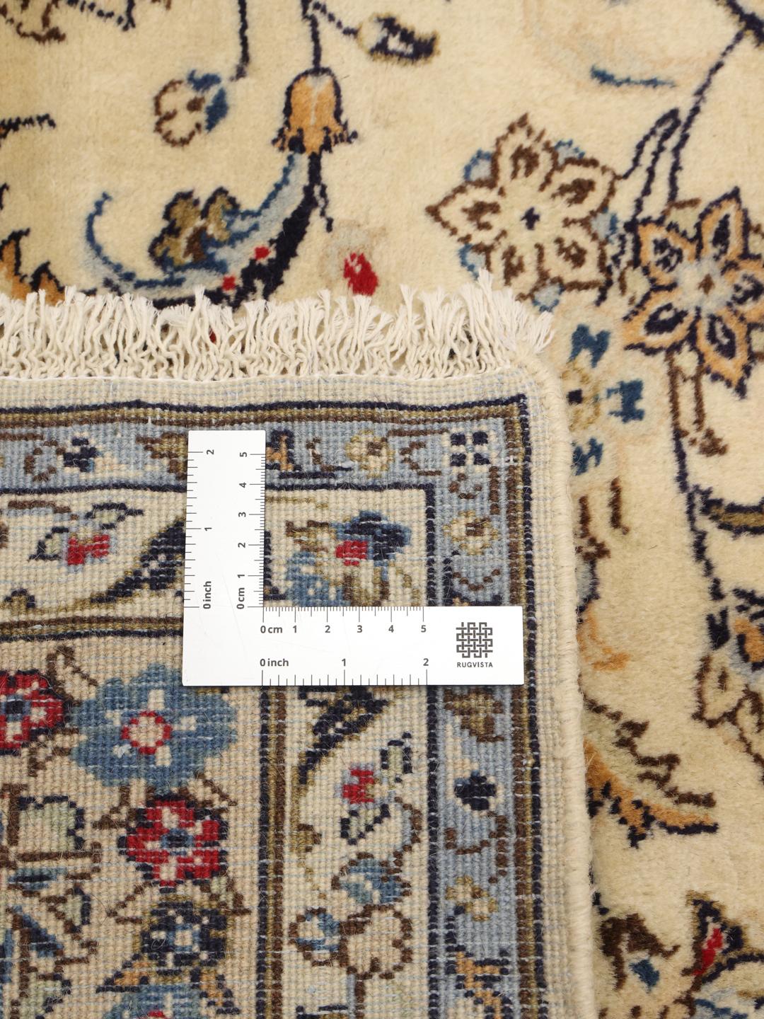 Handgeknoopt Keshan-tapijt uit het Midden-Oosten met een beige achtergrond en bloemmotieven