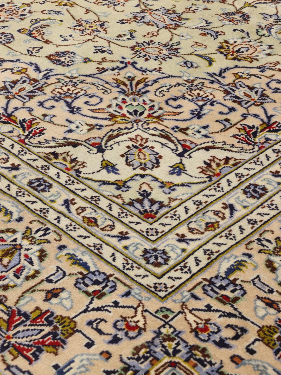Handgeknoopt beige Keshan-tapijt uit het Midden-Oosten