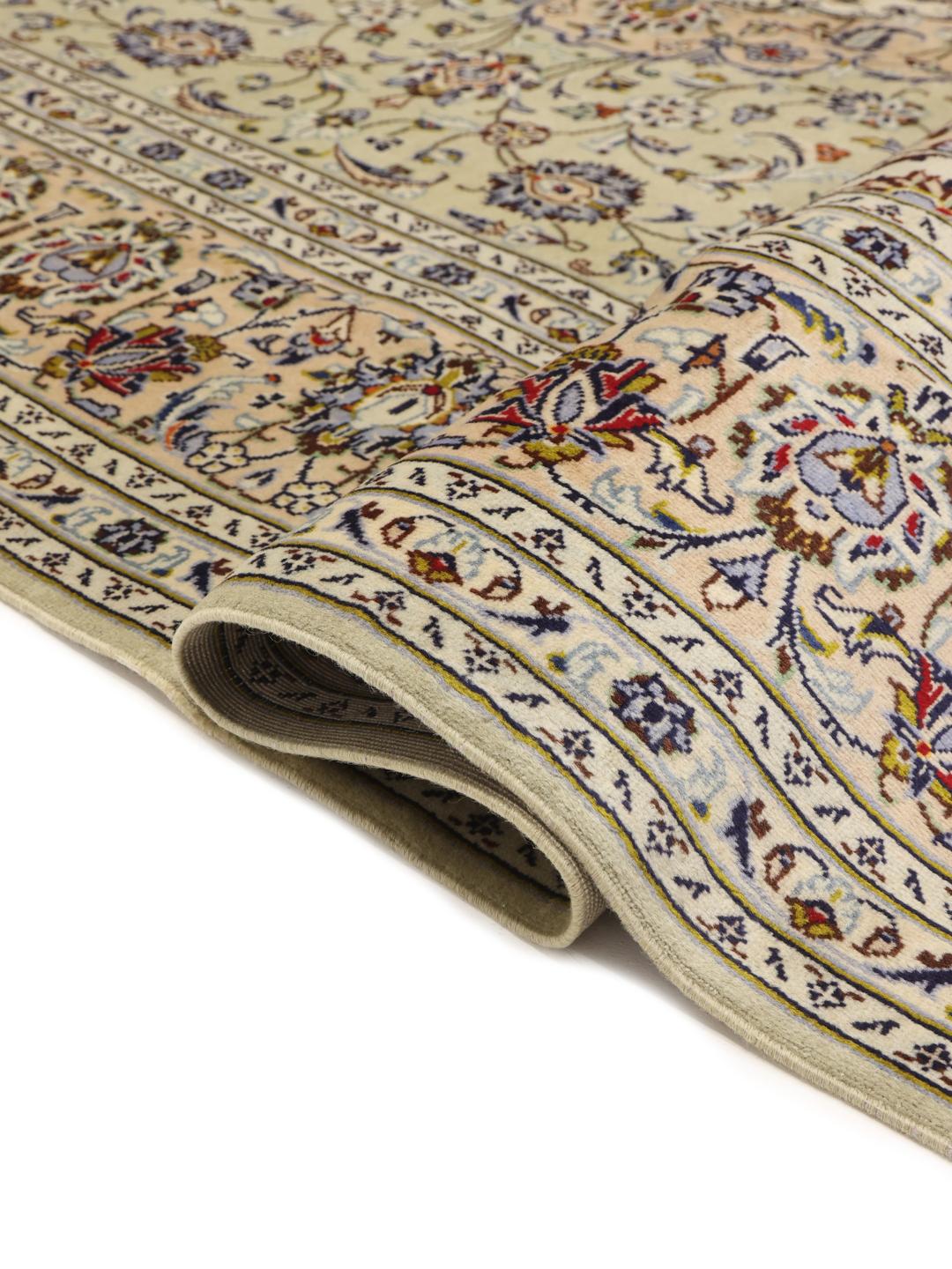 Handgeknoopt beige Keshan-tapijt uit het Midden-Oosten