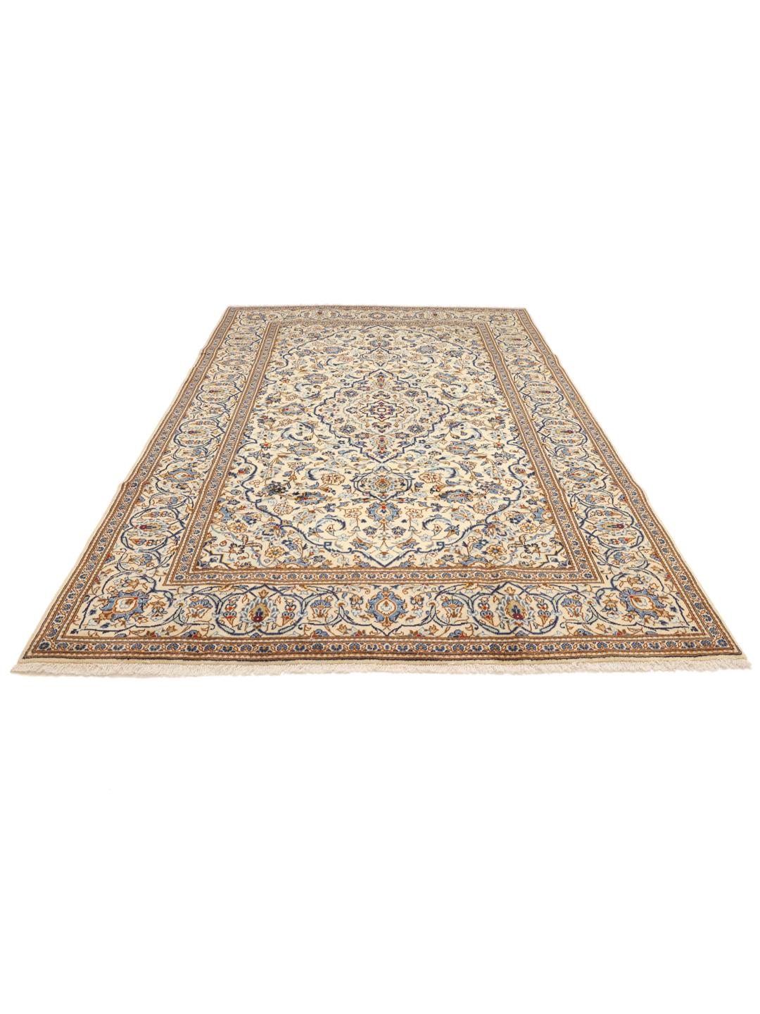 Een handgeknoopt Keshan tapijt uit het Midden-Oosten met een beige veld en blauwe bloemenmedaillonpatronen.