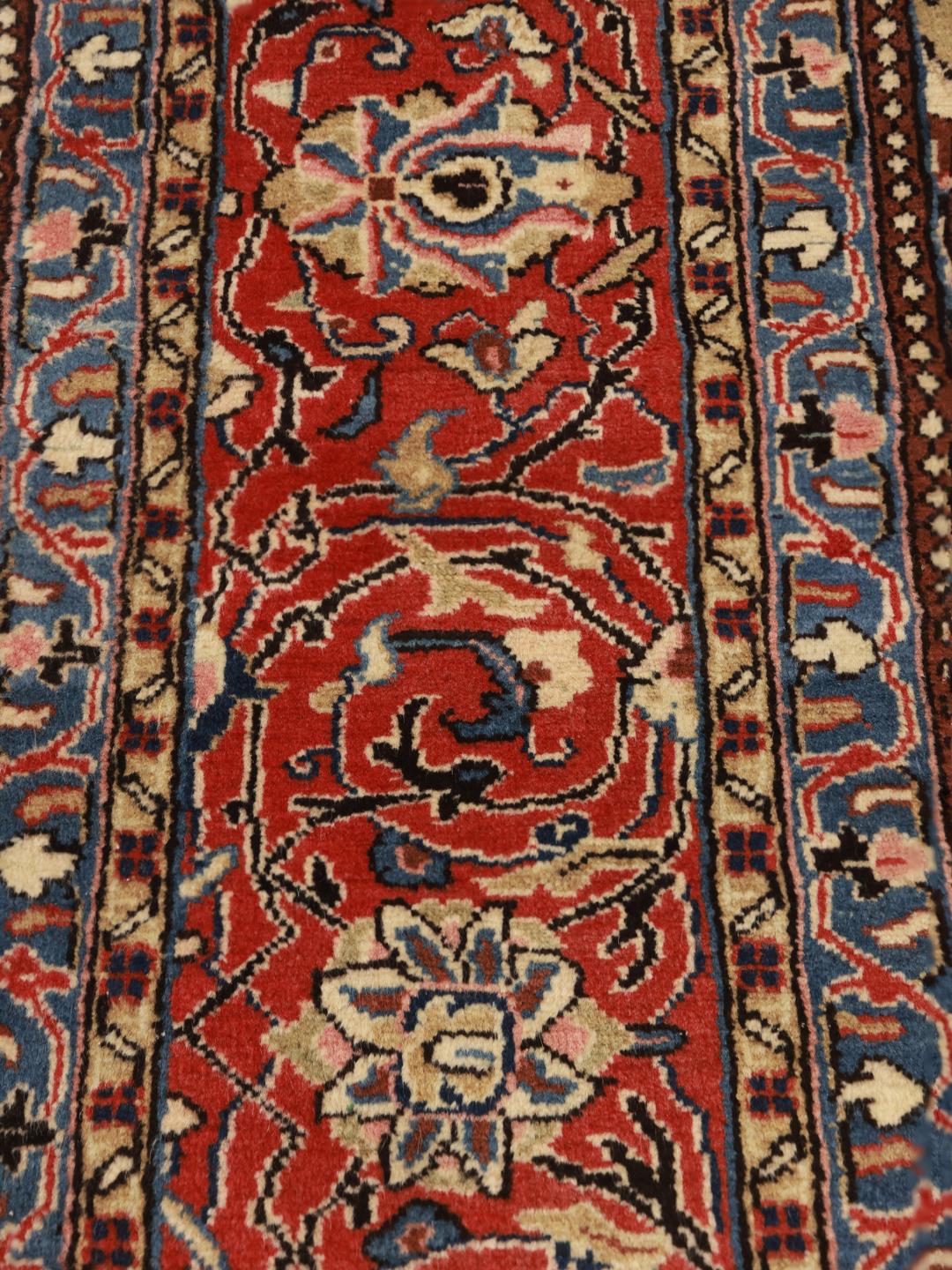 Handgeknoopt Sarough-tapijt uit het Midden-Oosten met een bloemenmedaillon in beige en rood.