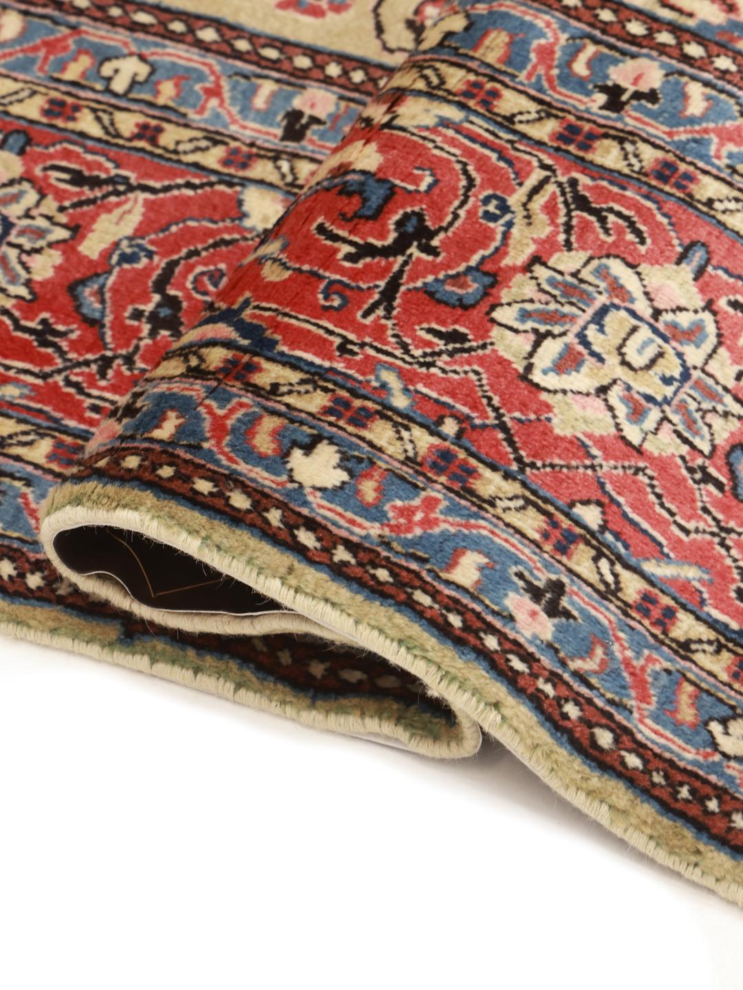Handgeknoopt Sarough-tapijt uit het Midden-Oosten met een bloemenmedaillon in beige en rood.