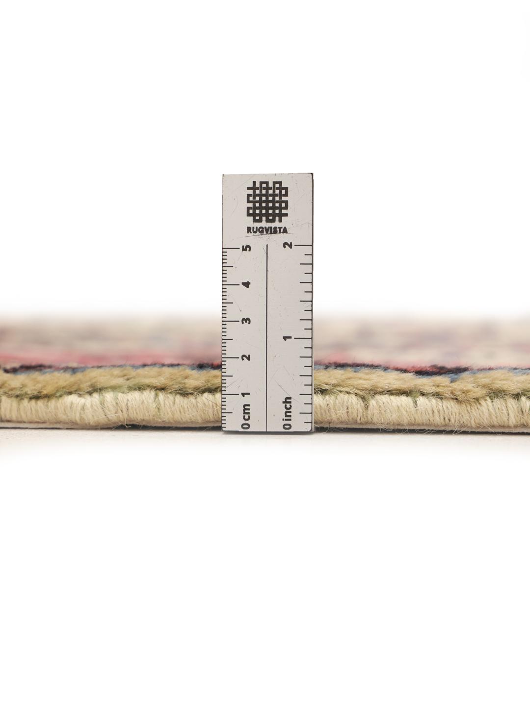 Handgeknoopt Sarough-tapijt uit het Midden-Oosten met een bloemenmedaillon in beige en rood.