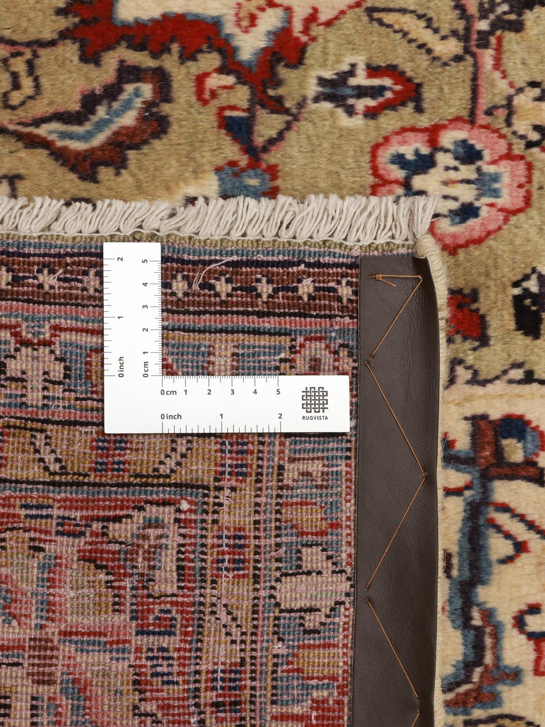 Handgeknoopt Sarough-tapijt uit het Midden-Oosten met een bloemenmedaillon in beige en rood.