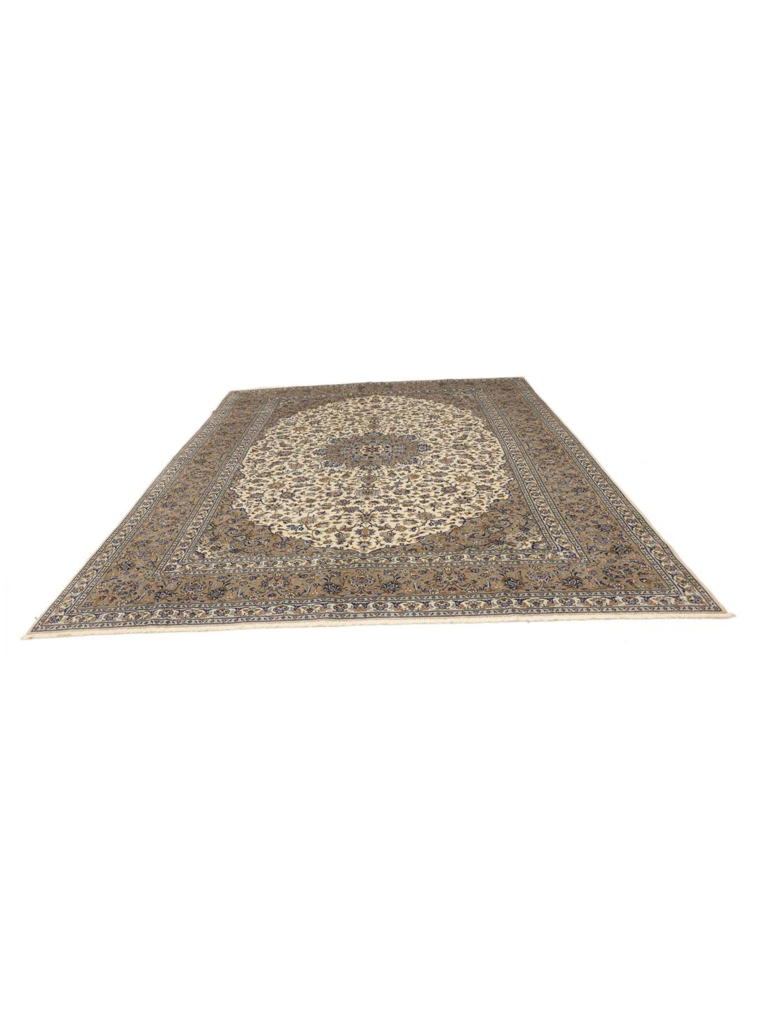 Een groot rechthoekig, met de hand geknoopt Keshan-tapijt uit het Midden-Oosten met een centraal bloemmedaillon op een beige achtergrond.
