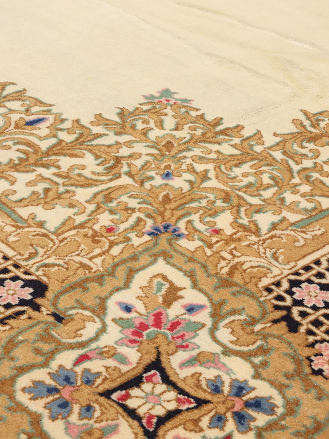 Met de hand geknoopt beige Kerman-tapijt met ingewikkeld floraal medaillon en sierlijke randen