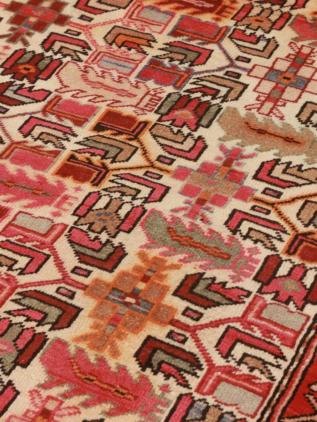 Handgeknoopte Ardebil-loper met geometrische motieven in veelkleurige wol uit het Midden-Oosten.