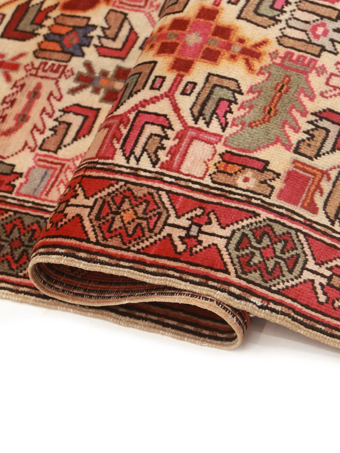 Handgeknoopte Ardebil-loper met geometrische motieven in veelkleurige wol uit het Midden-Oosten.