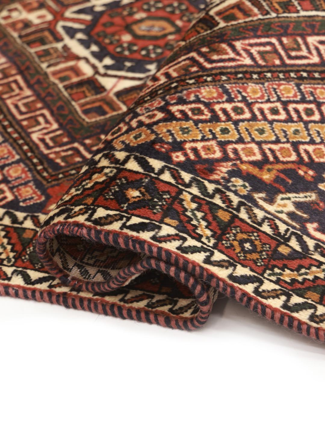 Handgeknoopt Afshar Shahre Babak tapijt uit het Midden-Oosten met een rood en donkerblauw geometrisch patroon.