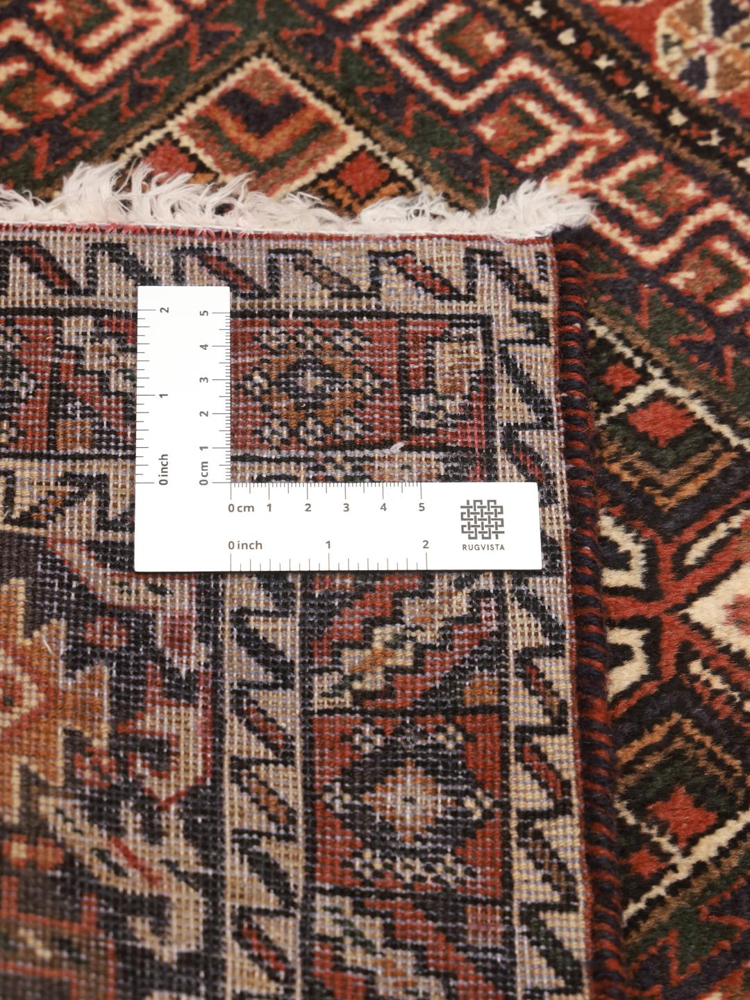 Handgeknoopt Afshar Shahre Babak tapijt uit het Midden-Oosten met een rood en donkerblauw geometrisch patroon.
