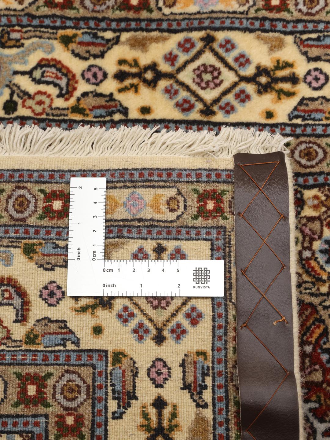 Håndknyttet Moud løber fra Mellemøsten med et rødt og blåt blomsterdesign på beige baggrund.