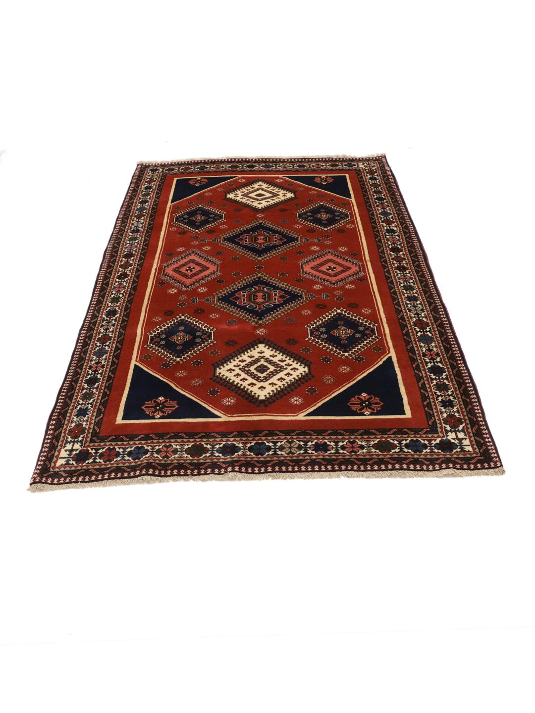 Handgeknoopt Yalameh-tapijt uit het Midden-Oosten met een rood veld en geometrische patronen