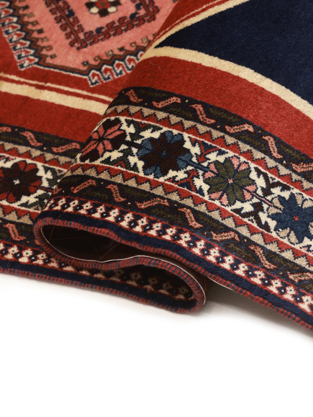 Handgeknoopt Yalameh-tapijt uit het Midden-Oosten met een rood veld en geometrische patronen