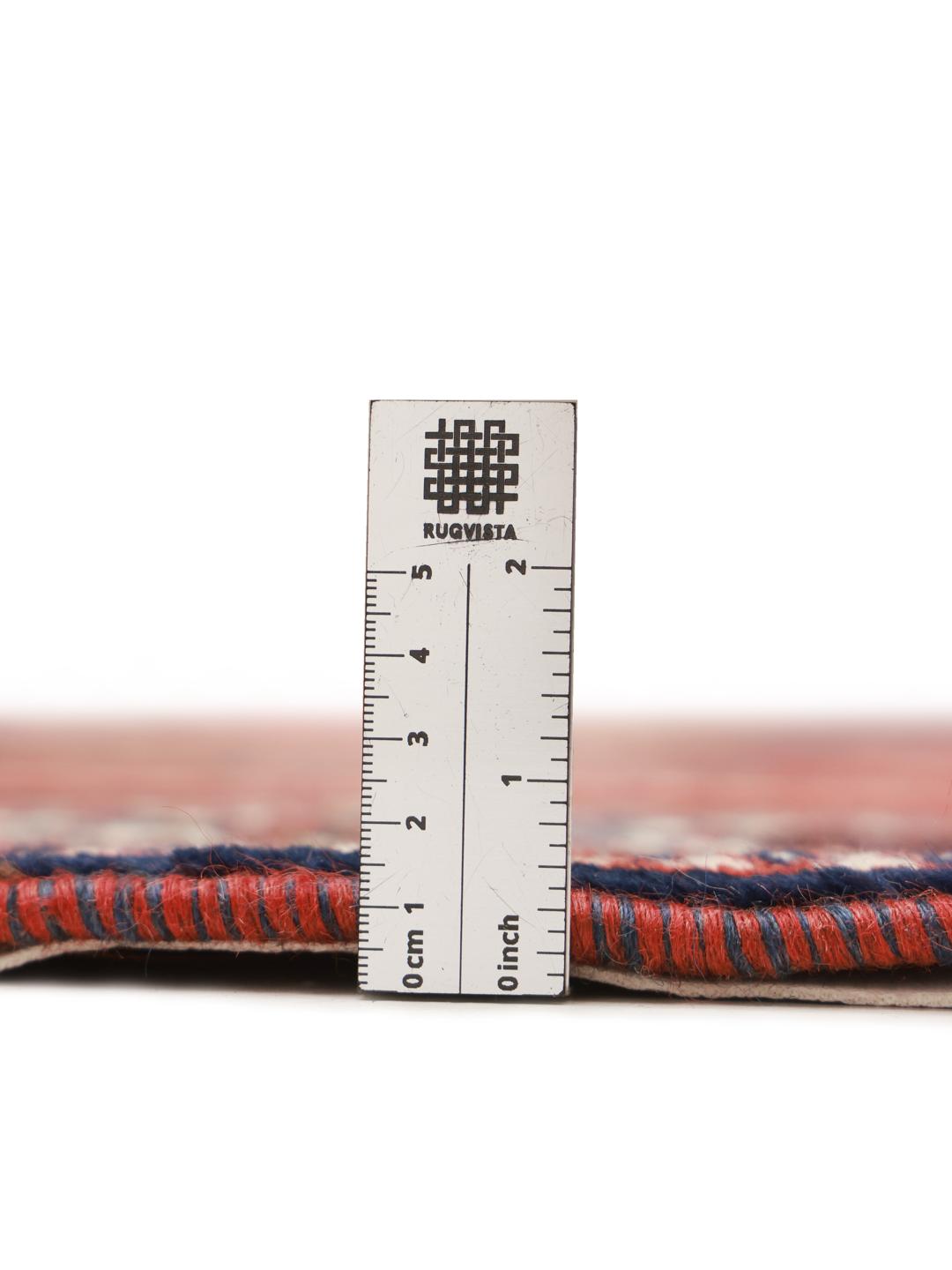 Handgeknoopt Yalameh-tapijt uit het Midden-Oosten met een rood veld en geometrische patronen