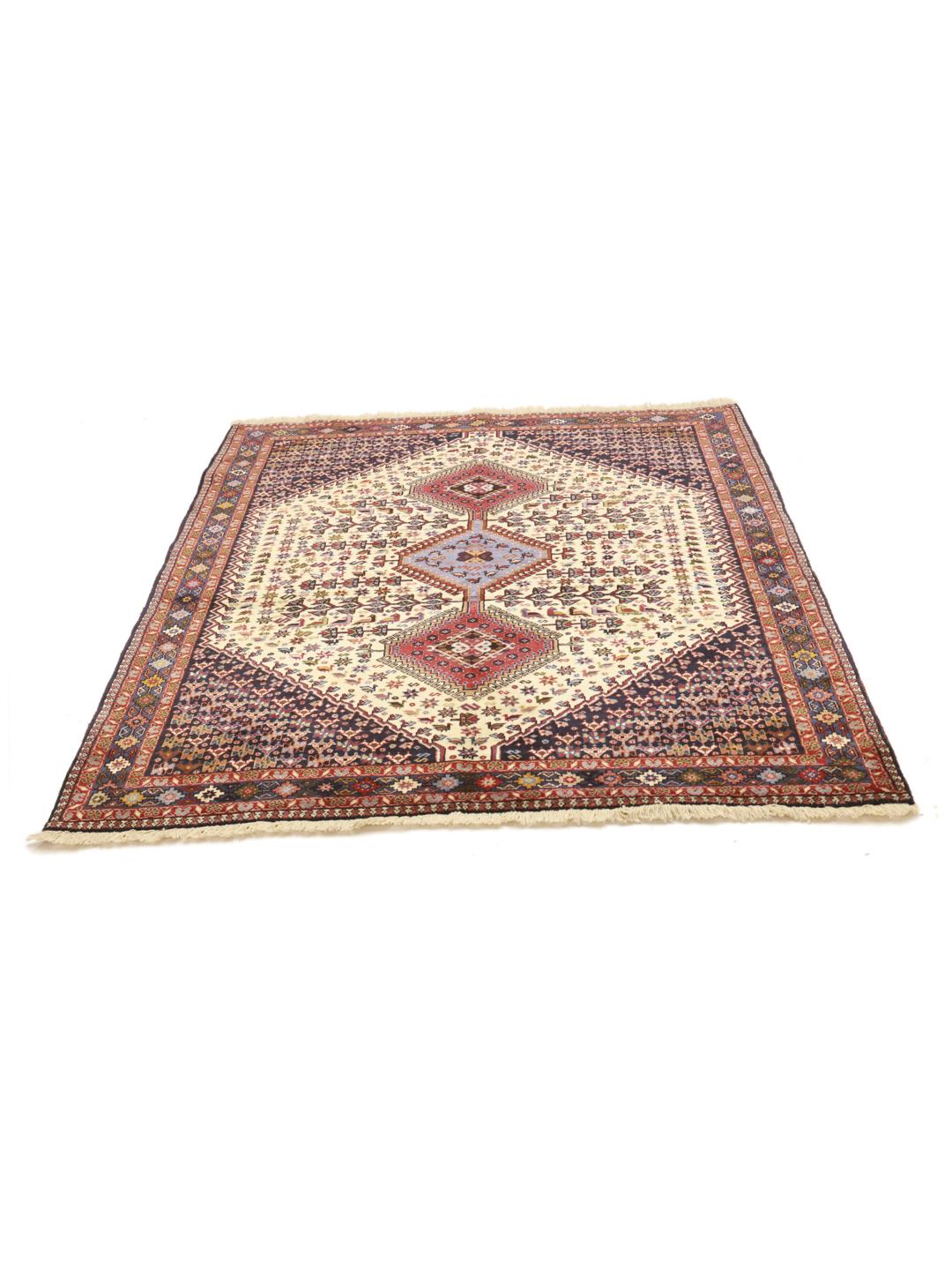 Een handgeknoopt Yalameh-tapijt uit het Midden-Oosten met een veelkleurig geometrisch ontwerp.