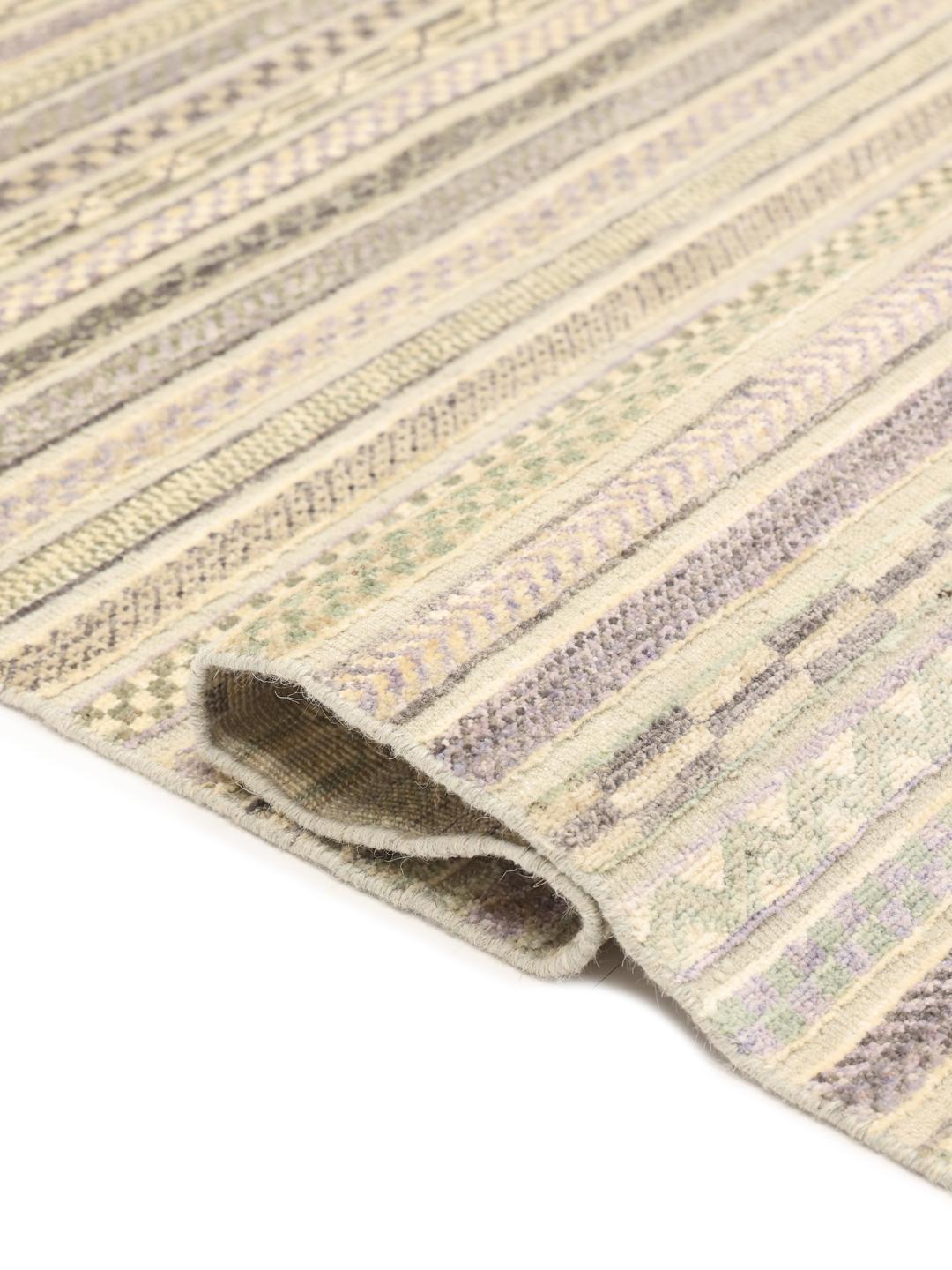 Handgeknoopt Afghaans Gabbeh tapijt met een veelkleurig gestreept ontwerp in beige en gedempte tinten