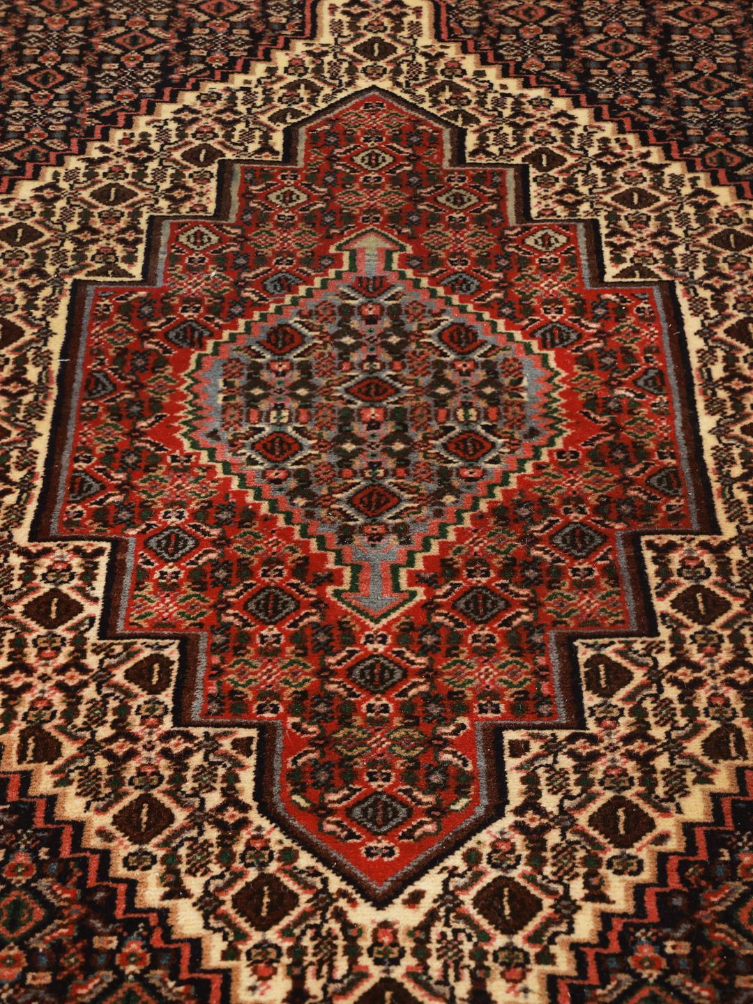 Håndknyttet Senneh-tæppe fra Mellemøsten med et mørkerødt og beige geometrisk design