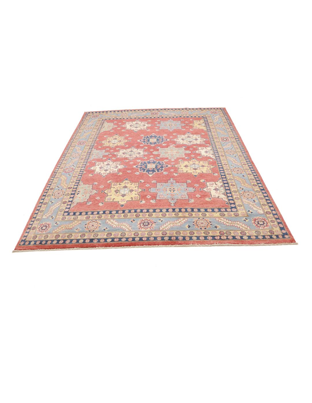 Een handgeknoopt Afghaans Kazak-tapijt met een rood veld en kleurrijke geometrische medaillons.