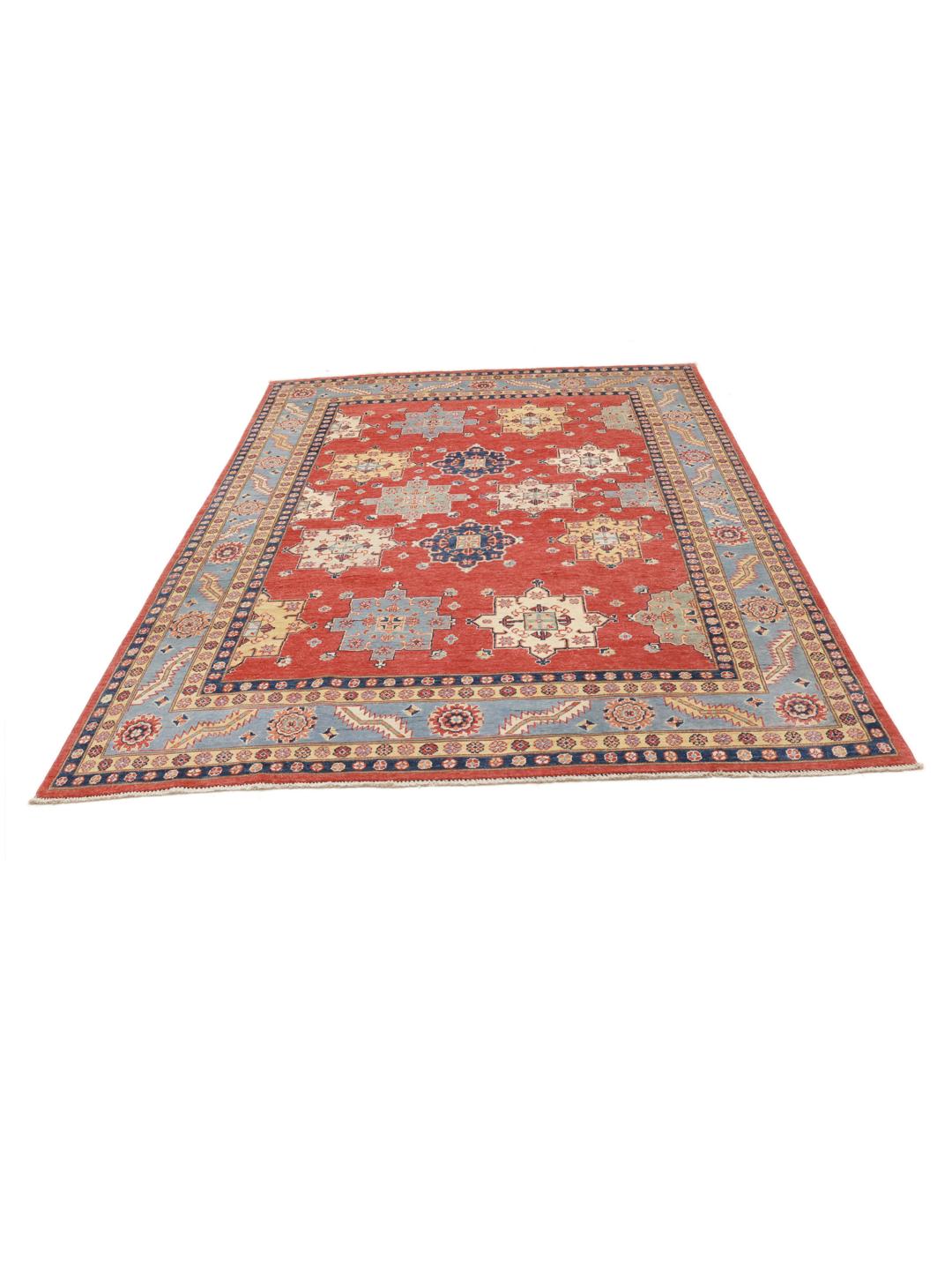 Een handgeknoopt Afghaans Kazak-tapijt met een rood veld en kleurrijke geometrische medaillons.
