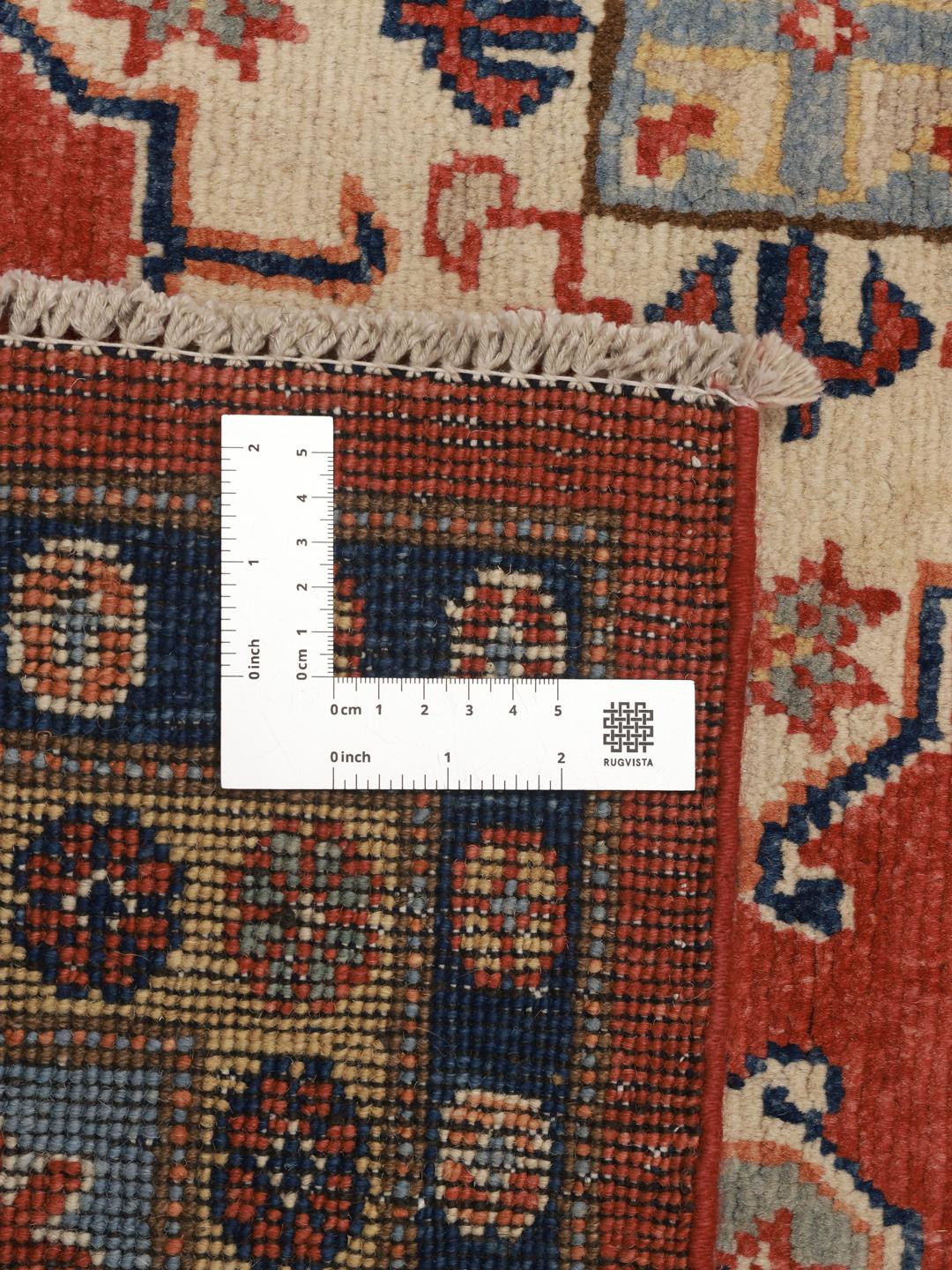 Een handgeknoopt Afghaans Kazak-tapijt met een rood veld en kleurrijke geometrische medaillons.