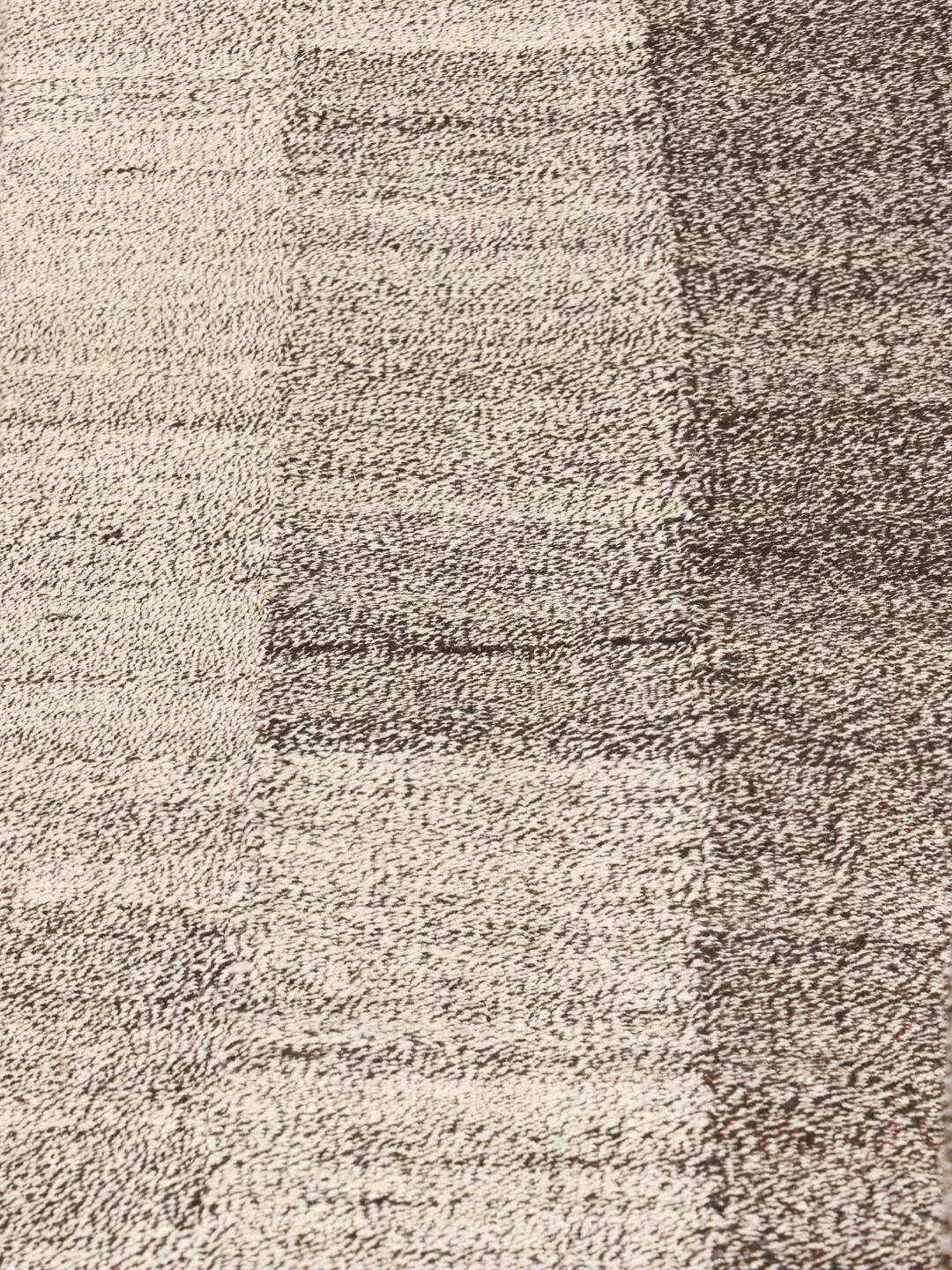 Håndvævet afghansk Kelim-tæppe med et stribet mønster i grå og beige toner.