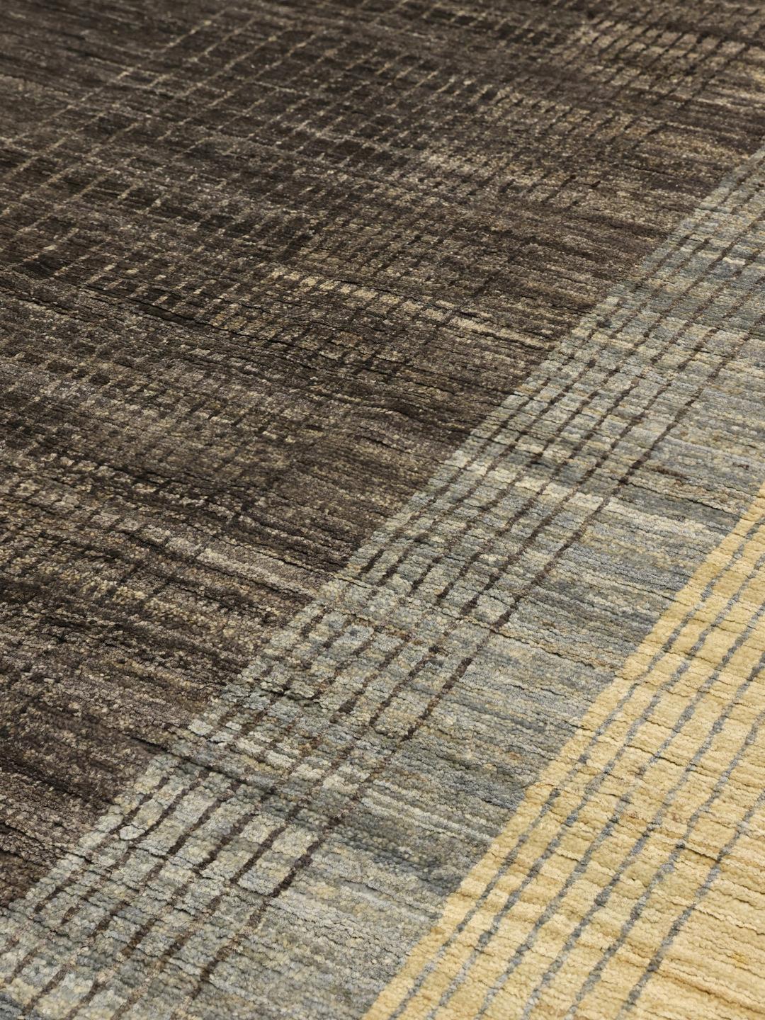 Håndknyttet afghansk tæppe i nuancer af grå og beige med et moderne stribet design.