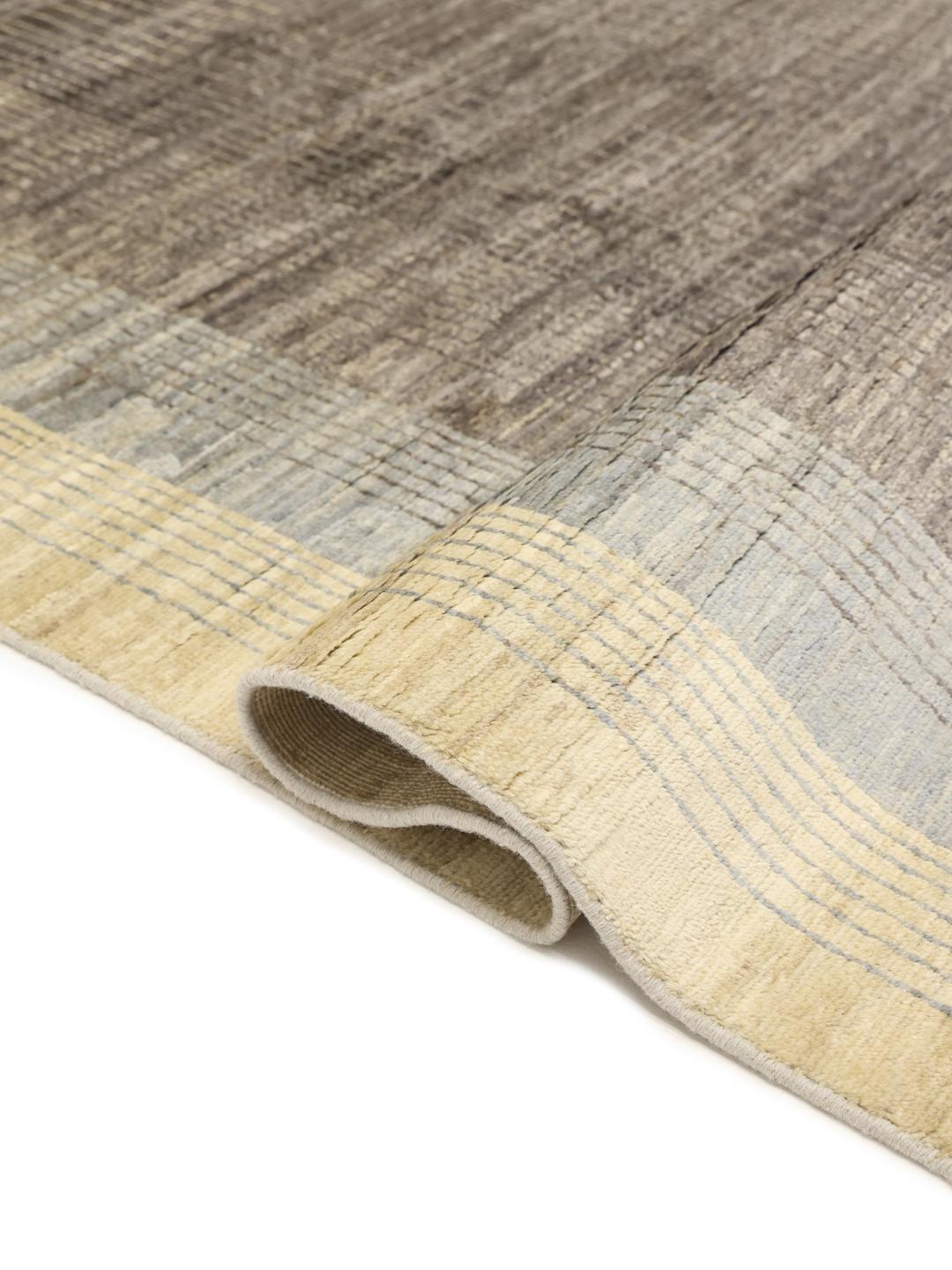 Håndknyttet afghansk tæppe i nuancer af grå og beige med et moderne stribet design.