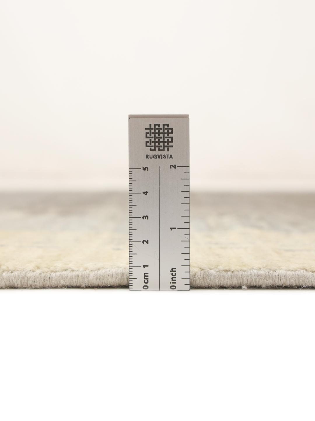 Håndknyttet afghansk tæppe i nuancer af grå og beige med et moderne stribet design.