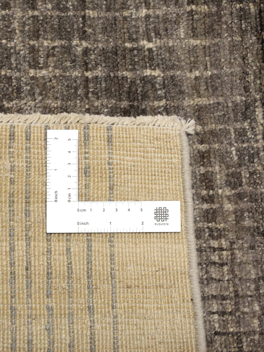 Håndknyttet afghansk tæppe i nuancer af grå og beige med et moderne stribet design.