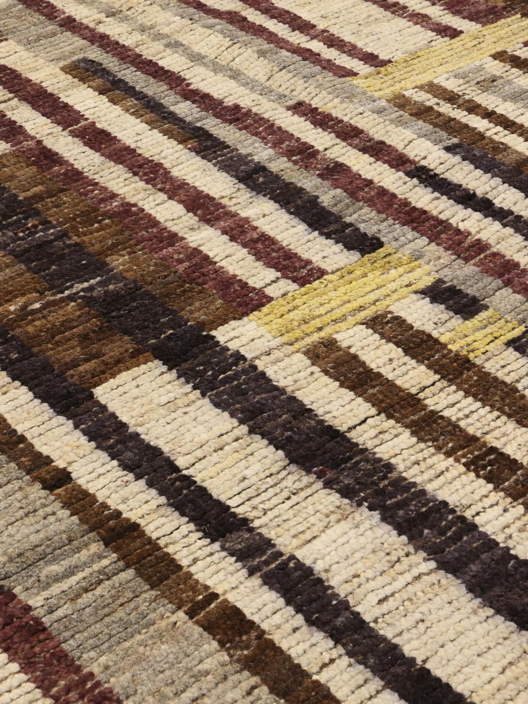 Een uniek handgemaakt tapijt in Berberstijl uit Afghanistan met een artistiek geometrisch patroon in veelkleurige tinten.
