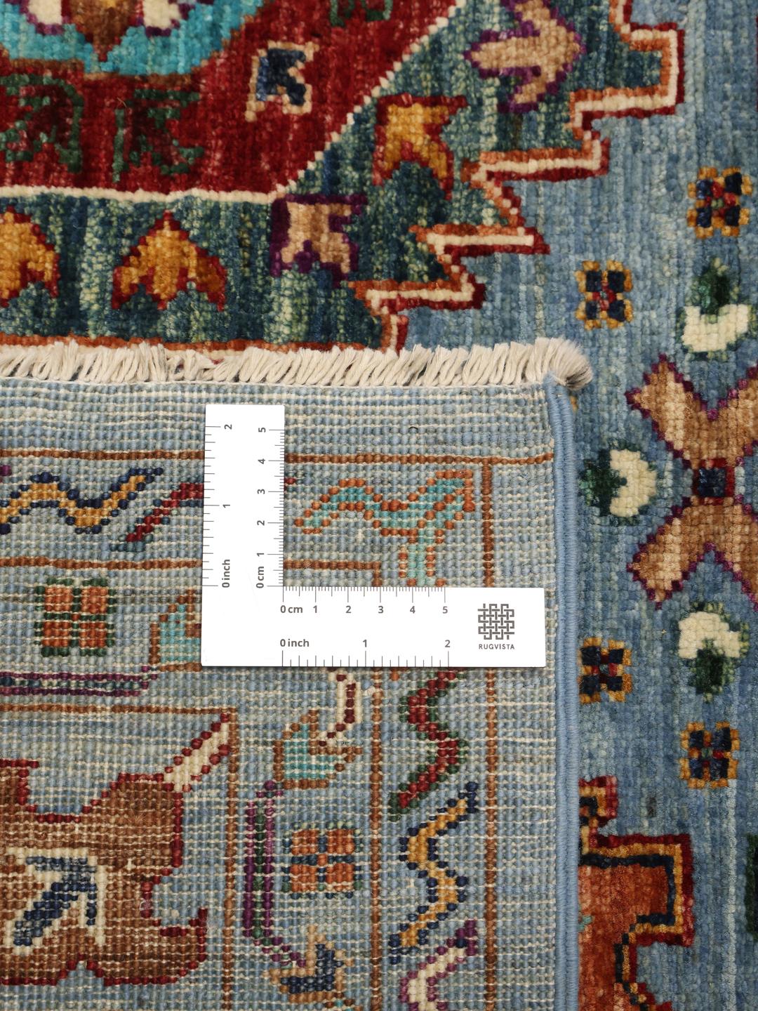 Een handgeknoopt blauw Afghaans tapijt met ingewikkelde kleurrijke medaillons