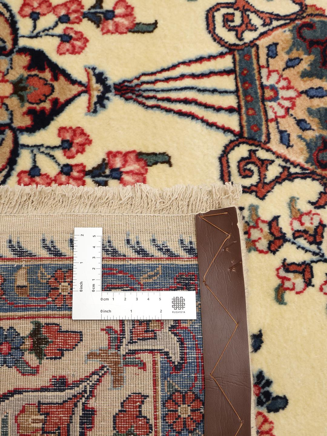 Et smukt håndknyttet Kashmar-tæppe fra Mellemøsten med et blomstermønster på en beige baggrund.