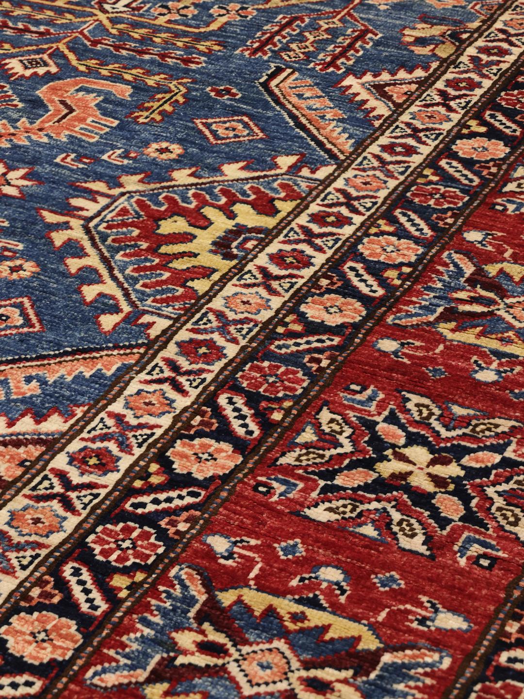 Handgeknoopt Kazak tapijt uit Afghanistan in blauwe en rode tinten
