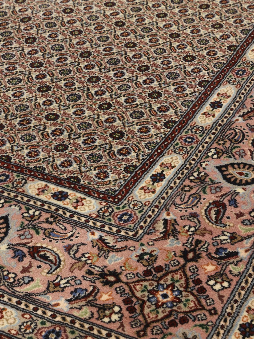 Authentiek handgeknoopt Moud Sherkat Farsh tapijt met ingewikkelde patronen in bruine en beige tinten.
