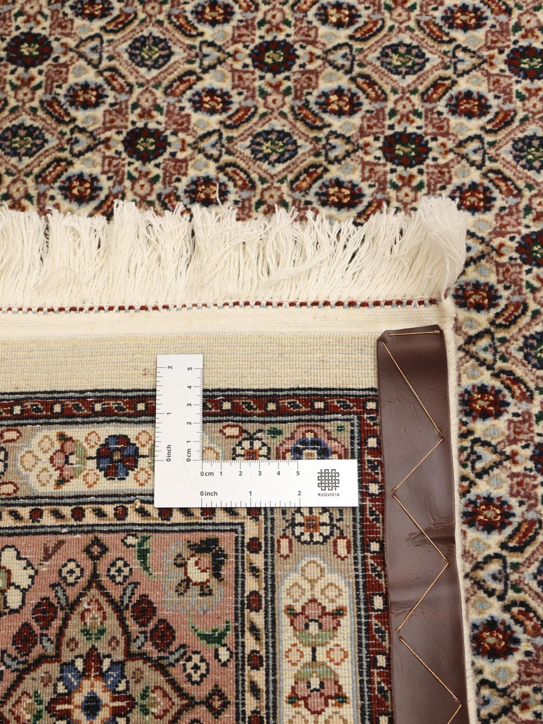 Authentiek handgeknoopt Moud Sherkat Farsh tapijt met ingewikkelde patronen in bruine en beige tinten.