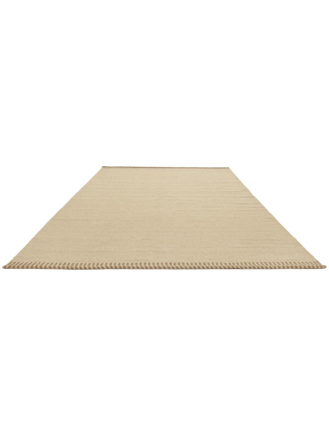 Beige tæppe med enkel vævet tekstur