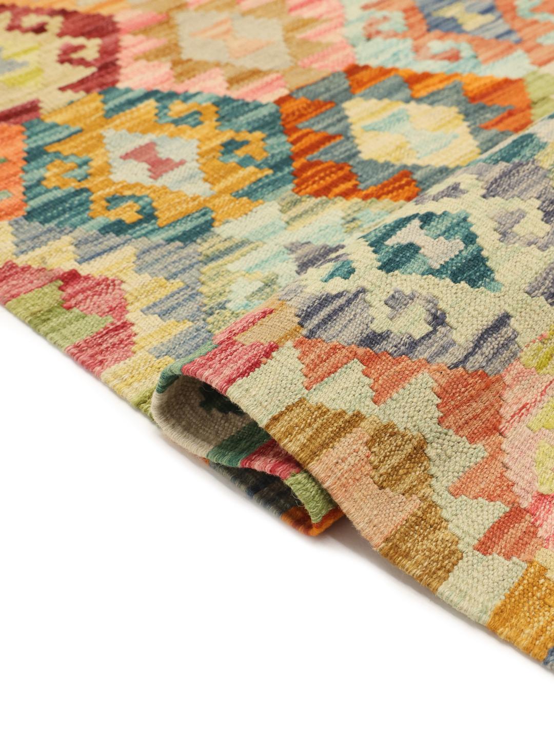 Håndvævet afghansk Kelim-tæppe med et farverigt geometrisk design.